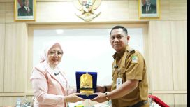 Wakil Bupati Bekasi, Asep Surya Atmaja menerima kunjungan kerja (reses) Anggota Dewan Perwakilan Daerah (DPD) RI dari Provinsi Jawa Barat, Aanya Rina Casmayanti, beserta jajaran Komite I DPD RI, di Ruang Rapat KH Makmun Nawawi, Komplek Pemkab Bekasi, Kecamatan Cikarang Pusat, pada Senin (11/08/2025). 
