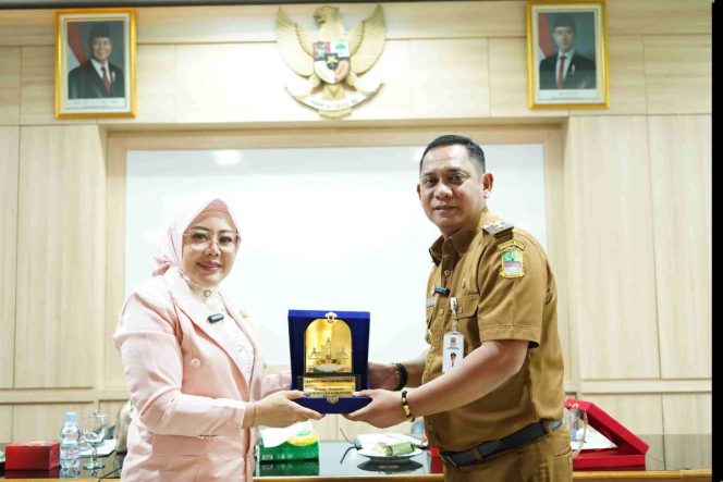 
					Wakil Bupati Bekasi, Asep Surya Atmaja menerima kunjungan kerja (reses) Anggota Dewan Perwakilan Daerah (DPD) RI dari Provinsi Jawa Barat, Aanya Rina Casmayanti, beserta jajaran Komite I DPD RI, di Ruang Rapat KH Makmun Nawawi, Komplek Pemkab Bekasi, Kecamatan Cikarang Pusat, pada Senin (11/08/2025). 