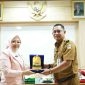 Wakil Bupati Bekasi, Asep Surya Atmaja menerima kunjungan kerja (reses) Anggota Dewan Perwakilan Daerah (DPD) RI dari Provinsi Jawa Barat, Aanya Rina Casmayanti, beserta jajaran Komite I DPD RI, di Ruang Rapat KH Makmun Nawawi, Komplek Pemkab Bekasi, Kecamatan Cikarang Pusat, pada Senin (11/08/2025).