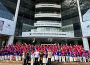 Sekolah Lansia Sejahtera Jatisampurna berfoto bersama usai outing class di Perpustakaan Nasional RI.