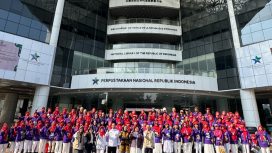 Sekolah Lansia Sejahtera Jatisampurna berfoto bersama usai outing class di Perpustakaan Nasional RI.