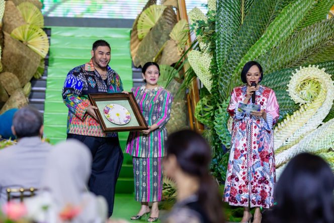 
					Ketua DPR RI, Puan Maharani menghadiri acara peluncuran NusaNova yang diinisiasi desainer ternama, Ivan Gunawan di Plaza Indonesia, Jakarta, Selasa (5/8/2025).