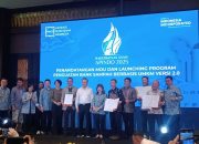 Foto bersama usai penandatanganan MoU dan Launching Program Penguatan Bank Sampah berbasis UMKM Versi 2.0.