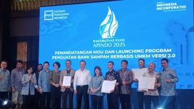 Foto bersama usai penandatanganan MoU dan Launching Program Penguatan Bank Sampah berbasis UMKM Versi 2.0.