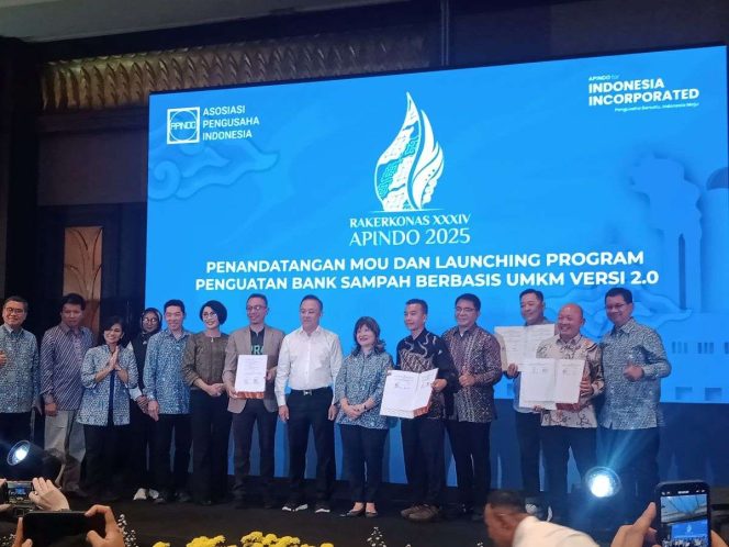 
					Foto bersama usai penandatanganan MoU dan Launching Program Penguatan Bank Sampah berbasis UMKM Versi 2.0.