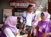 Wali Kota Bekasi Tri Adhianto saat mengunjungi Rumah Batik Selasih Jatiasih, Selasa (5/8/2025).