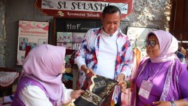 Wali Kota Bekasi Tri Adhianto saat mengunjungi Rumah Batik Selasih Jatiasih, Selasa (5/8/2025).