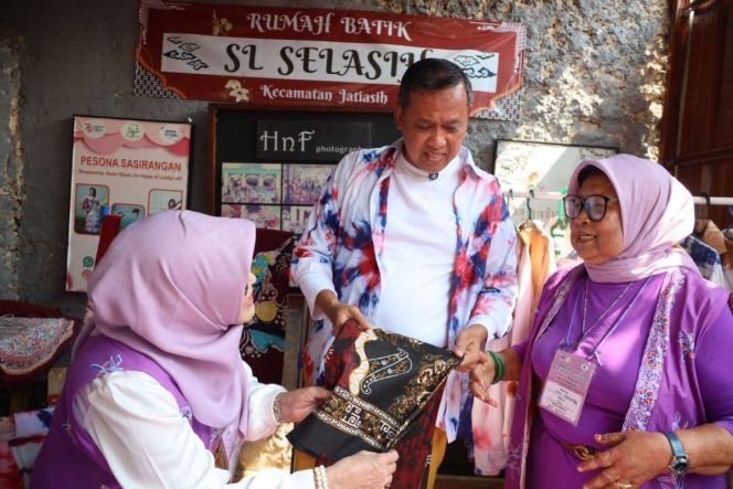 
					Wali Kota Bekasi Tri Adhianto saat mengunjungi Rumah Batik Selasih Jatiasih, Selasa (5/8/2025).