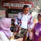 Wali Kota Bekasi Tri Adhianto saat mengunjungi Rumah Batik Selasih Jatiasih, Selasa (5/8/2025).