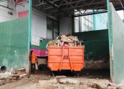 Tempat Penampungan Sementara (TPS) sampah, dekat RSUD Pondokgede menimbulkan bau menyengat, ganggu pasien dan pengunjung.