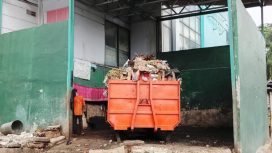 Tempat Penampungan Sementara (TPS) sampah, dekat RSUD Pondokgede menimbulkan bau menyengat, ganggu pasien dan pengunjung.