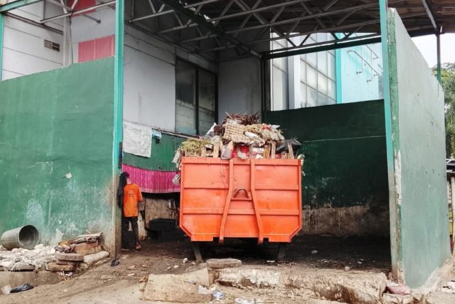 
					Tempat Penampungan Sementara (TPS) sampah, dekat RSUD Pondokgede menimbulkan bau menyengat, ganggu pasien dan pengunjung.