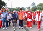 Wakil Bupati Bekasi Asep Surya Atmaja mengikuti Car Free Day yang berlangsung sepanjang Jalan Cikarang Baru Raya, Kawasan Jababeka hingga Area Stadion Wibawa Mukti, pada Minggu, (24/08/2025).