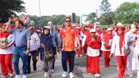 Wakil Bupati Bekasi Asep Surya Atmaja mengikuti Car Free Day yang berlangsung sepanjang Jalan Cikarang Baru Raya, Kawasan Jababeka hingga Area Stadion Wibawa Mukti, pada Minggu, (24/08/2025).