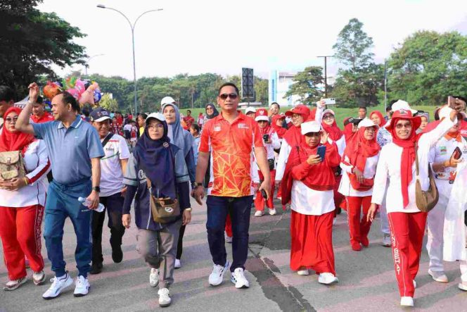 
					Wakil Bupati Bekasi Asep Surya Atmaja mengikuti Car Free Day yang berlangsung sepanjang Jalan Cikarang Baru Raya, Kawasan Jababeka hingga Area Stadion Wibawa Mukti, pada Minggu, (24/08/2025).