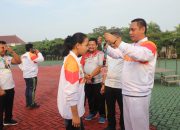 Wakil Bupati Bekasi, dr. Asep Surya Atmaja secara simbolis menyerahkan medali kepada Pegiat Olahraga KORMI Kabupaten Bekasi yang berhasil menyumbang medali pada Festival Olahraga Rekreasi Masyarakat Nasional (FORNAS) VIII Tahun 2025, di Plaza Pemda Cikarang Pusat, Jumat (8/8/2025).