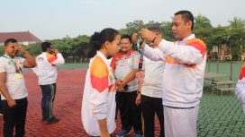 Wakil Bupati Bekasi, dr. Asep Surya Atmaja secara simbolis menyerahkan medali kepada Pegiat Olahraga KORMI Kabupaten Bekasi yang berhasil menyumbang medali pada Festival Olahraga Rekreasi Masyarakat Nasional (FORNAS) VIII Tahun 2025, di Plaza Pemda Cikarang Pusat, Jumat (8/8/2025). 