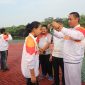 Wakil Bupati Bekasi, dr. Asep Surya Atmaja secara simbolis menyerahkan medali kepada Pegiat Olahraga KORMI Kabupaten Bekasi yang berhasil menyumbang medali pada Festival Olahraga Rekreasi Masyarakat Nasional (FORNAS) VIII Tahun 2025, di Plaza Pemda Cikarang Pusat, Jumat (8/8/2025).