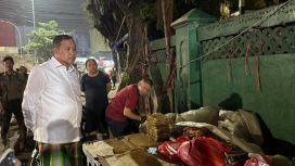 Wali Kota Bekasi, Tri Adhianto saat meninjau relokasi pedagang pasar Plaza Pondok Gede, Kamis (7/8/2025) malam.