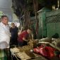 Wali Kota Bekasi, Tri Adhianto saat meninjau relokasi pedagang pasar Plaza Pondok Gede, Kamis (7/8/2025) malam.