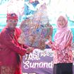 Asisten Pemerintahan dan Kesejahteraan Rakyat (Asda I) Kabupaten Bekasi, Sri Enny Mainiarti, mewakili Bupati Bekasi Ade Kuswara Kunang menghadiri Pagelaran Wayang Golek dalam rangka Puncak Acara Hari Jadi Kabupaten Bekasi ke-75 dan HUT RI ke-80. Bertempat di Plaza Pemkab Bekasi Cikarang Pusat, Selasa (19/08/2025) malam.