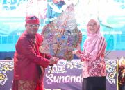 Asisten Pemerintahan dan Kesejahteraan Rakyat (Asda I) Kabupaten Bekasi, Sri Enny Mainiarti, mewakili Bupati Bekasi Ade Kuswara Kunang menghadiri Pagelaran Wayang Golek dalam rangka Puncak Acara Hari Jadi Kabupaten Bekasi ke-75 dan HUT RI ke-80. Bertempat di Plaza Pemkab Bekasi Cikarang Pusat, Selasa (19/08/2025) malam.