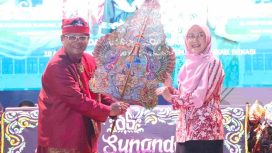Asisten Pemerintahan dan Kesejahteraan Rakyat (Asda I) Kabupaten Bekasi, Sri Enny Mainiarti, mewakili Bupati Bekasi Ade Kuswara Kunang menghadiri Pagelaran Wayang Golek dalam rangka Puncak Acara Hari Jadi Kabupaten Bekasi ke-75 dan HUT RI ke-80. Bertempat di Plaza Pemkab Bekasi Cikarang Pusat, Selasa (19/08/2025) malam.