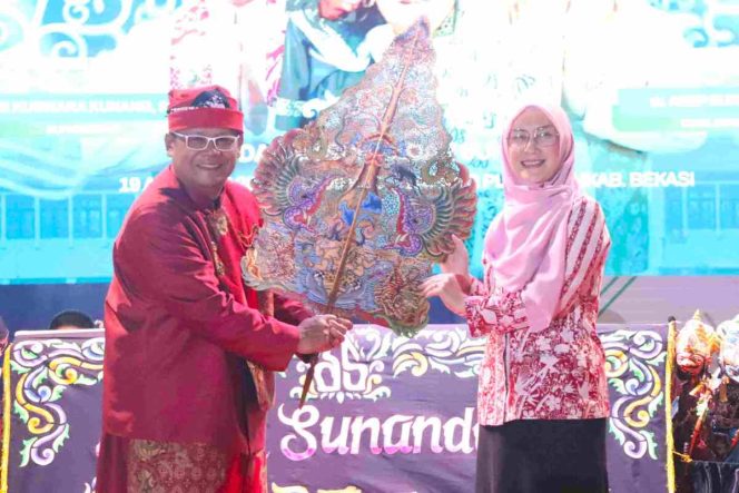 
					Asisten Pemerintahan dan Kesejahteraan Rakyat (Asda I) Kabupaten Bekasi, Sri Enny Mainiarti, mewakili Bupati Bekasi Ade Kuswara Kunang menghadiri Pagelaran Wayang Golek dalam rangka Puncak Acara Hari Jadi Kabupaten Bekasi ke-75 dan HUT RI ke-80. Bertempat di Plaza Pemkab Bekasi Cikarang Pusat, Selasa (19/08/2025) malam.