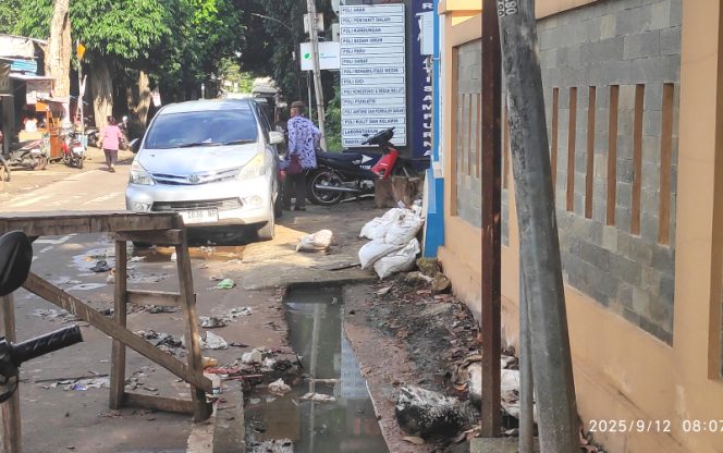 
					Pemandangan Kumuh Saluran Mampet Sampah Berserakan Depan RSUD Jatisampurna