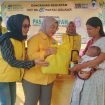 Dari kiri: Uri Huryati, Ade Puspitasari bersama warga penerima paket sembako murah