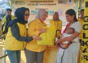 Dari kiri: Uri Huryati, Ade Puspitasari bersama warga penerima paket sembako murah