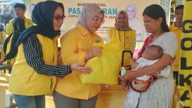 Dari kiri: Uri Huryati, Ade Puspitasari bersama warga penerima paket sembako murah
