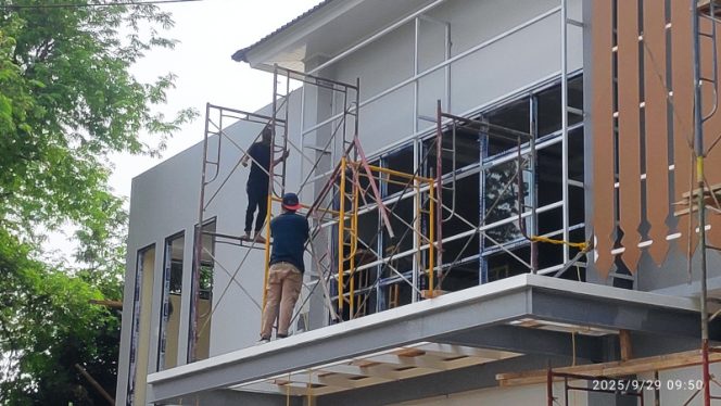 
					Rawan, Proyek Pembangunan Gedung Kantor Kelurahan Jatisari Tanpa Keselamatan Kerja