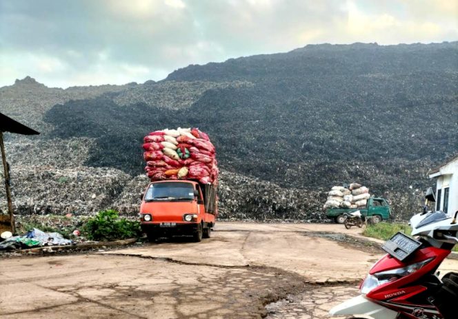
					Komisi II: Masyarakat Bantar Gebang Beri Rapor Merah TPST dan TPA Sumur Batu