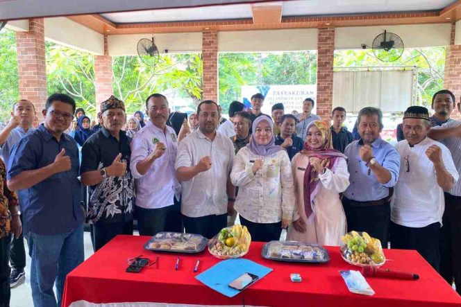 
					Foto bersama usai sosialisasi layanan darurat Call Center Patriot Siaga 112 di Jatiasih, Jumat (24/10/2025).