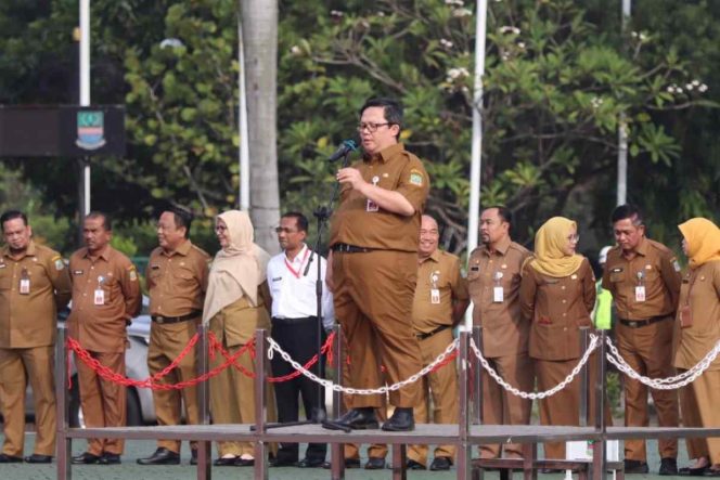 
					Kepala Dinas Kesehatan Kabupaten Bekasi, dr. Arief Kurnia, dalam Apel Pagi bersama Aparatur Sipil Negara (ASN) di Plaza Pemkab Bekasi, Senin (13/10/2025).