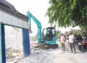 Proses penertiban bangunan liar di bantaran Sungai Sekunder Sukatani (SS Sukatani).