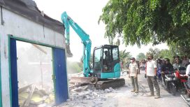 Proses penertiban bangunan liar di bantaran Sungai Sekunder Sukatani (SS Sukatani).