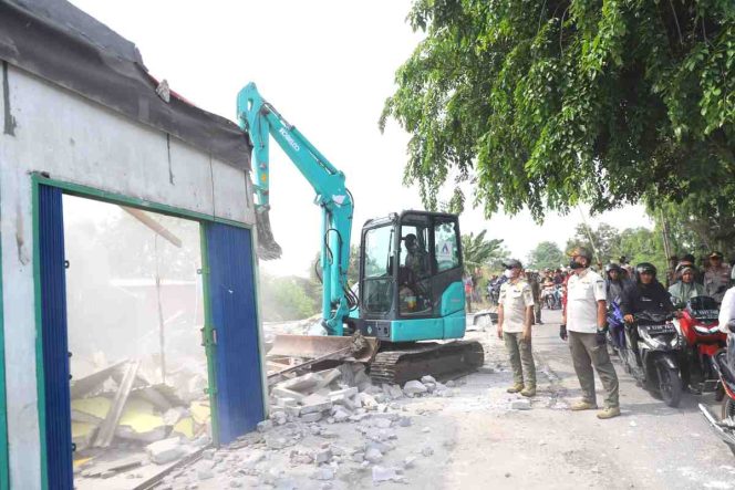 
					Proses penertiban bangunan liar di bantaran Sungai Sekunder Sukatani (SS Sukatani).