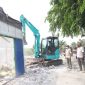Proses penertiban bangunan liar di bantaran Sungai Sekunder Sukatani (SS Sukatani).