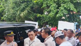 Kavling Mawar Indah, Medansatria, Kota Bekasi, menyambut tim pengukur lahan dengan unjuk rasa, pada Rabu (15/10/2025).