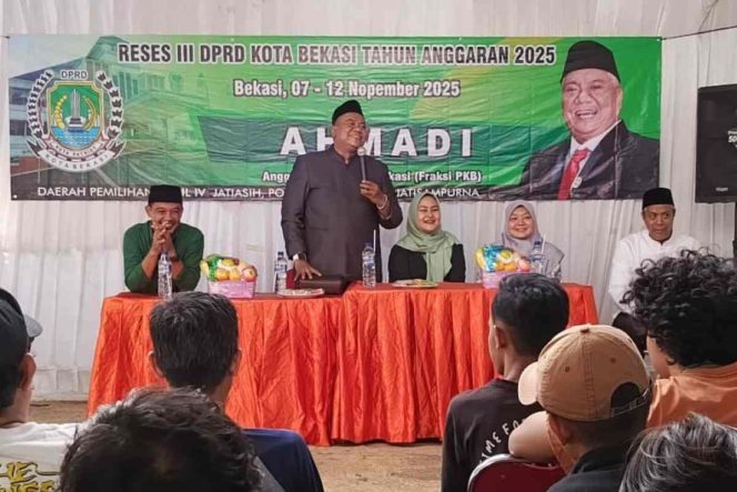 
					Anggota DPRD Kota Bekasi Ahmadi saat menggelar reses di Jatiasih.