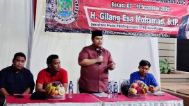 Anggota DPRD Kota Bekasi Gilang Esa Mohamad saat menyerap aspirasi dari warga Jakasampurna.
