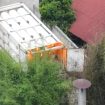 Terlihat kobaran api di mobil tangki pengisian gas di sebelah rumah makan lingkungan apartemen lagoon bekasi.