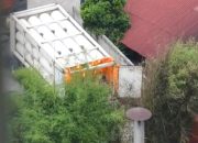 Terlihat kobaran api di mobil tangki pengisian gas di sebelah rumah makan lingkungan apartemen lagoon bekasi.