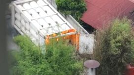 Terlihat kobaran api di mobil tangki pengisian gas di sebelah rumah makan lingkungan apartemen lagoon bekasi.