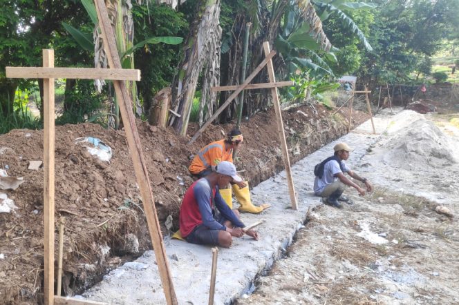 
					Diduga Asal, Warga Jatiasih: Bagaimana Bisa Kokoh Proyek Turap TPU Tanpa Pondasi Tulangan Besi