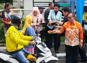 Ketua DPRD Kota Bekasi Sardi Efendi dan jajaran Setwan membagikan nasi ayam teriyaki kepada pengendara yang melintas.
