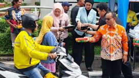 Ketua DPRD Kota Bekasi Sardi Efendi dan jajaran Setwan membagikan nasi ayam teriyaki kepada pengendara yang melintas.