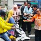 Ketua DPRD Kota Bekasi Sardi Efendi dan jajaran Setwan membagikan nasi ayam teriyaki kepada pengendara yang melintas.